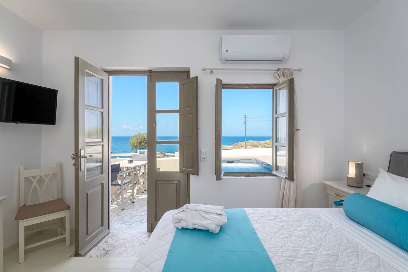 En-Plo-Boutique-Suites---Oia-Santorini-Room-36