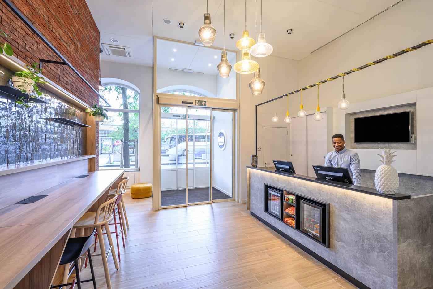 B-B-Hotel-Brussels-Centre-Gare-Du-Midi-Lobby-3