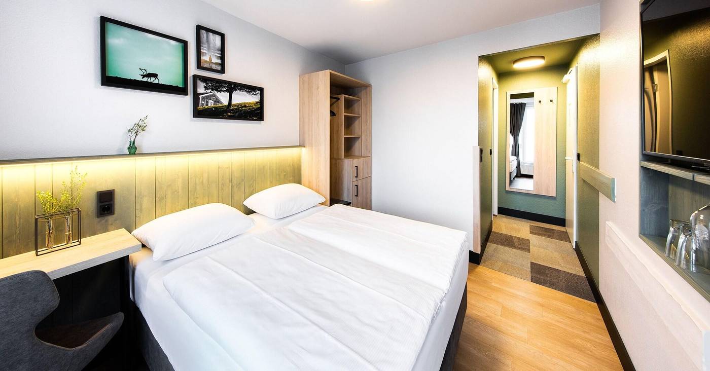 Lindemann-Hotel-Fjord-Room-4