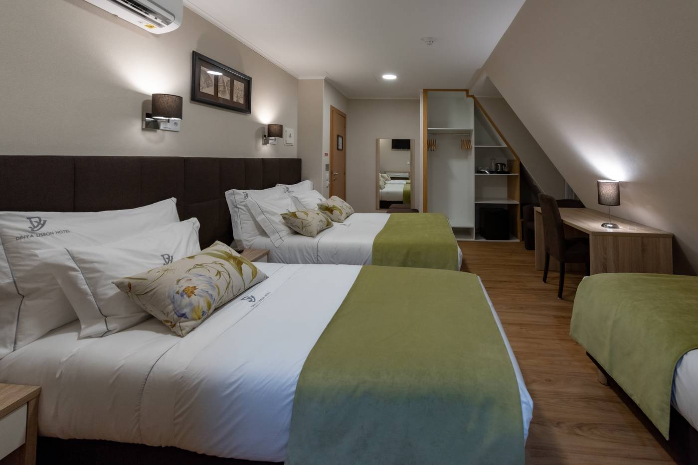 Dinya-Lisbon-Hotel---Lounge-Bar-Room-24