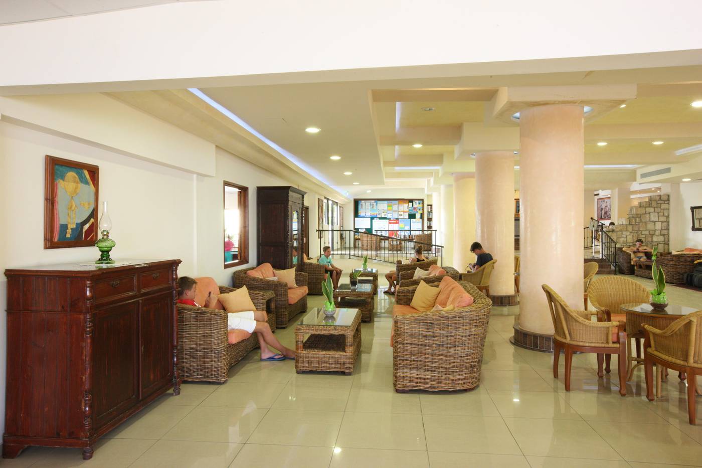 Veronica-Hotel-Lobby-31