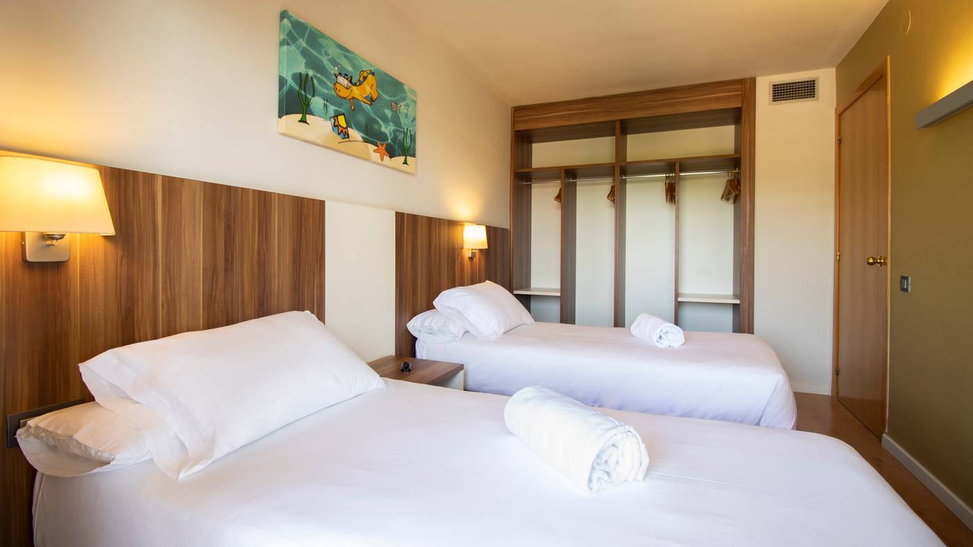 Golden-Avenida-Family-Suites-Room-26