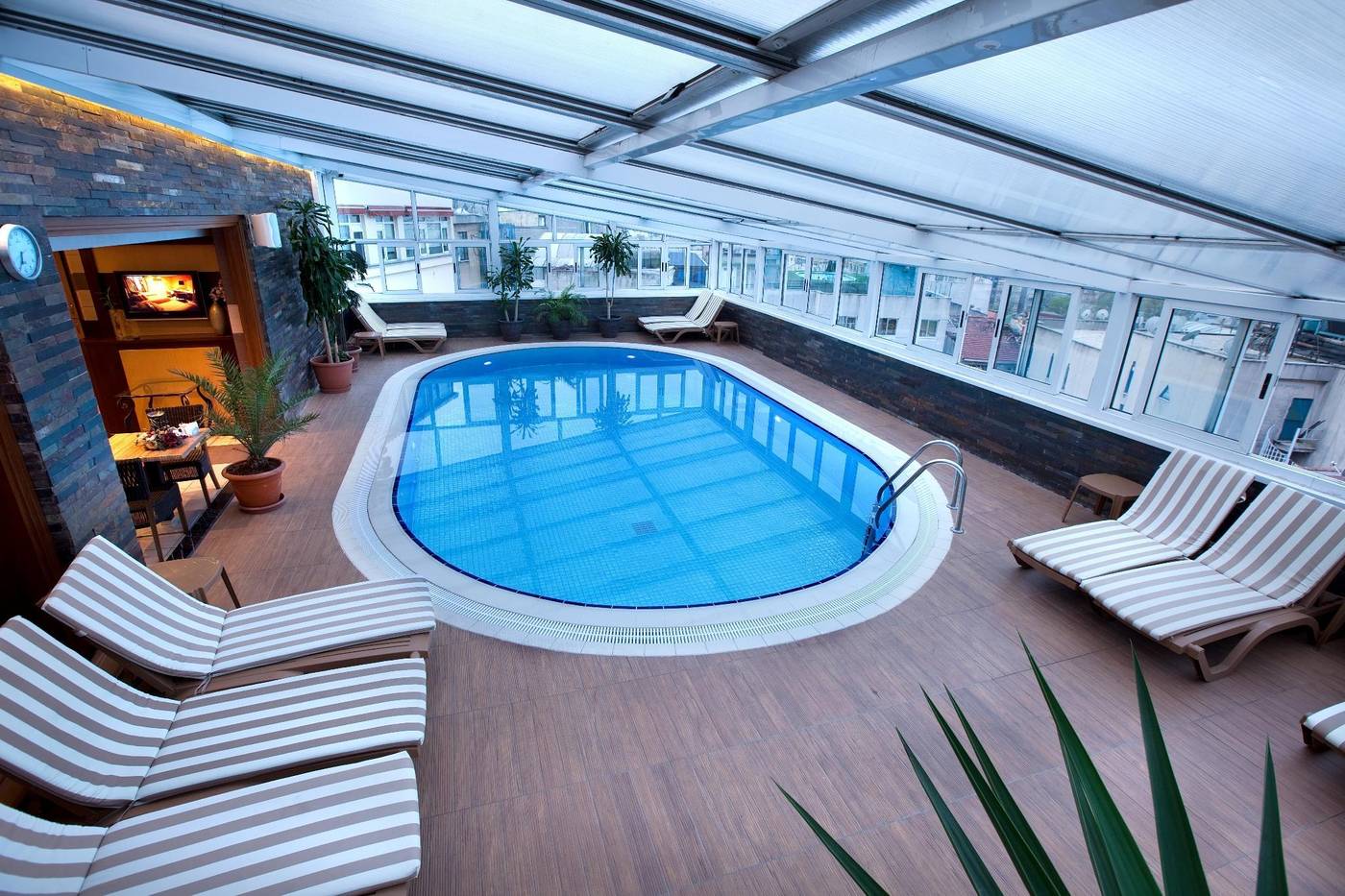 Hotel-Zurich-Istanbul-Pool-53