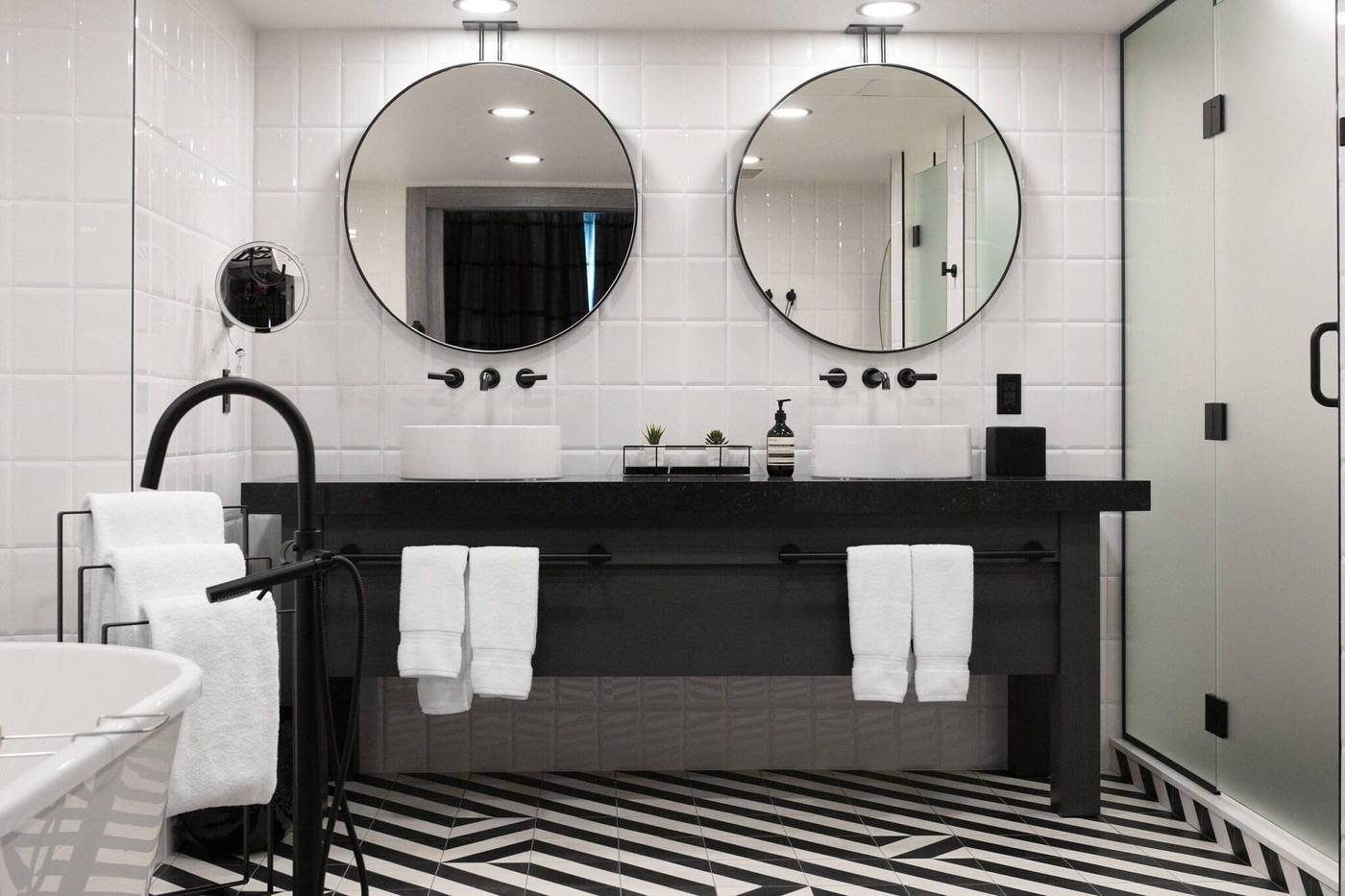 Delta-Hotels-By-Marriott-Vancouver-Downtown-Suites-Room-37