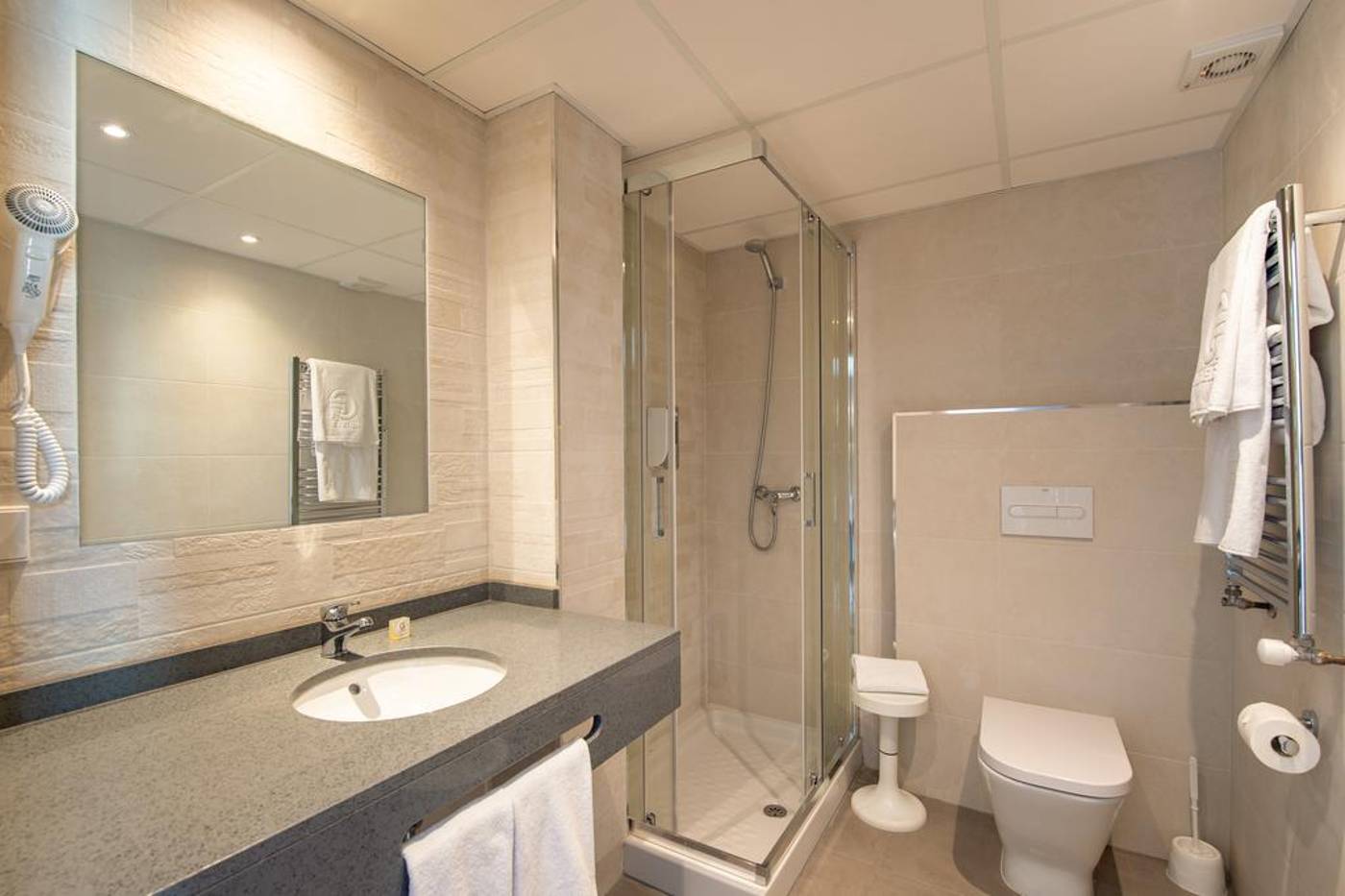 Estudios-Benidorm-Room-42