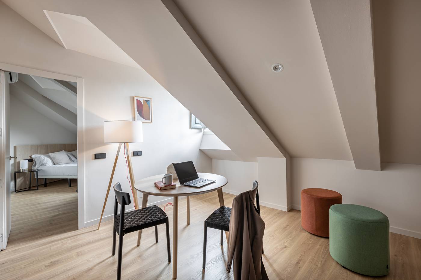 Room-Mate-Laura-Room-6