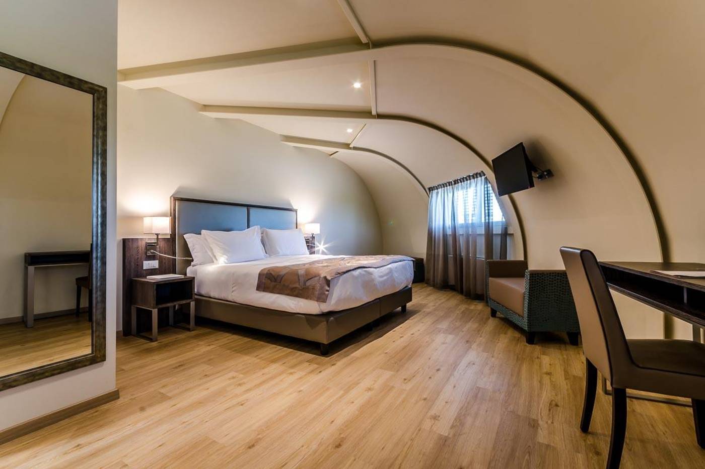 Smart-Hotel-Holiday-Room-24