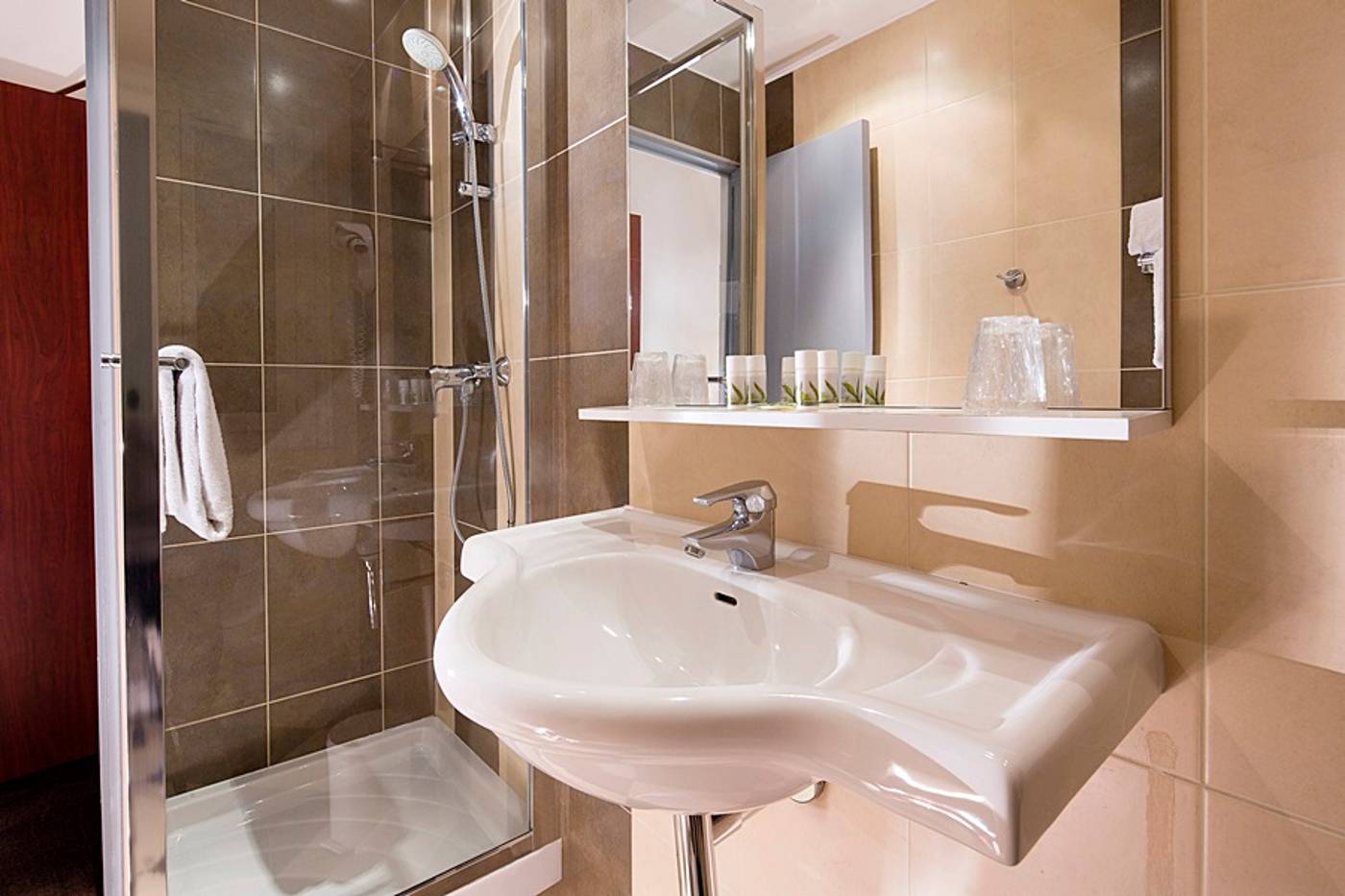 Hotel-10-OPERA-General-view-23