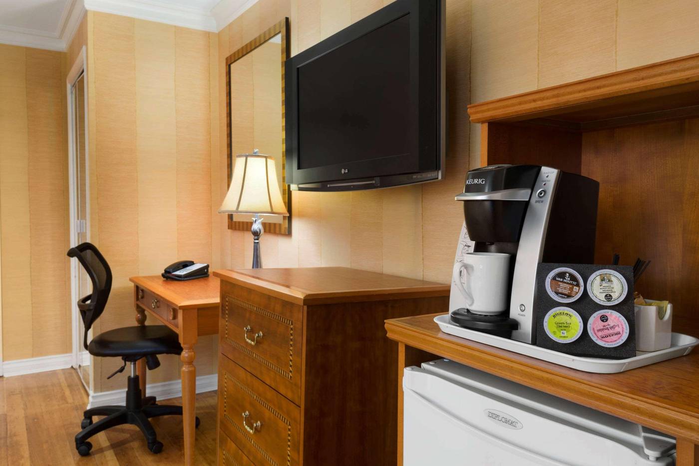 Days-Inn-by-Wyndham-Vancouver-Downtown-Room-8