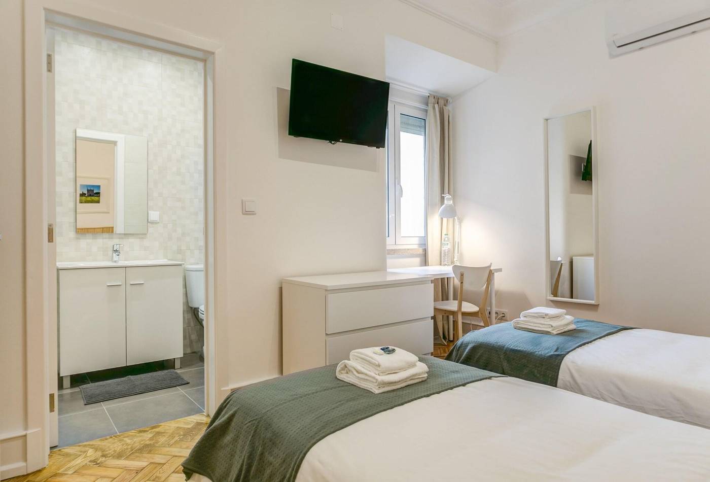 Home-Out-Rooms---Apartments-Room-33