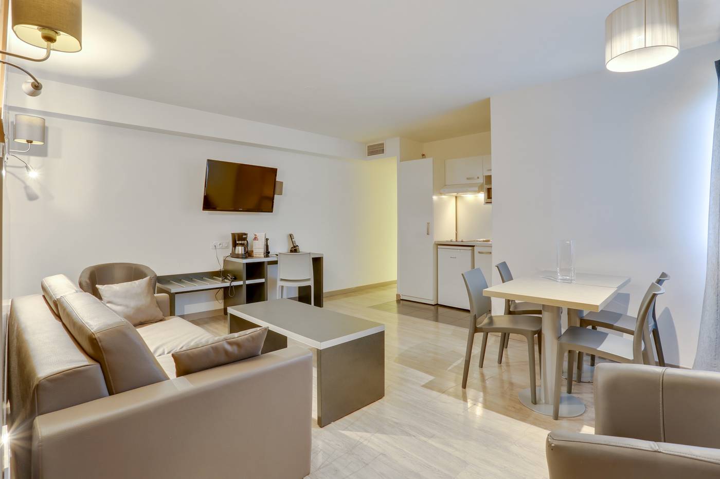 All-Suites-Aeroport-Paris-Orly-Rungis-Room-7