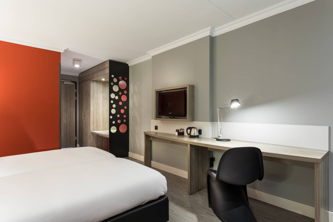 Ramada-by-Wyndham-Amsterdam-Airport-Schiphol-Room-7