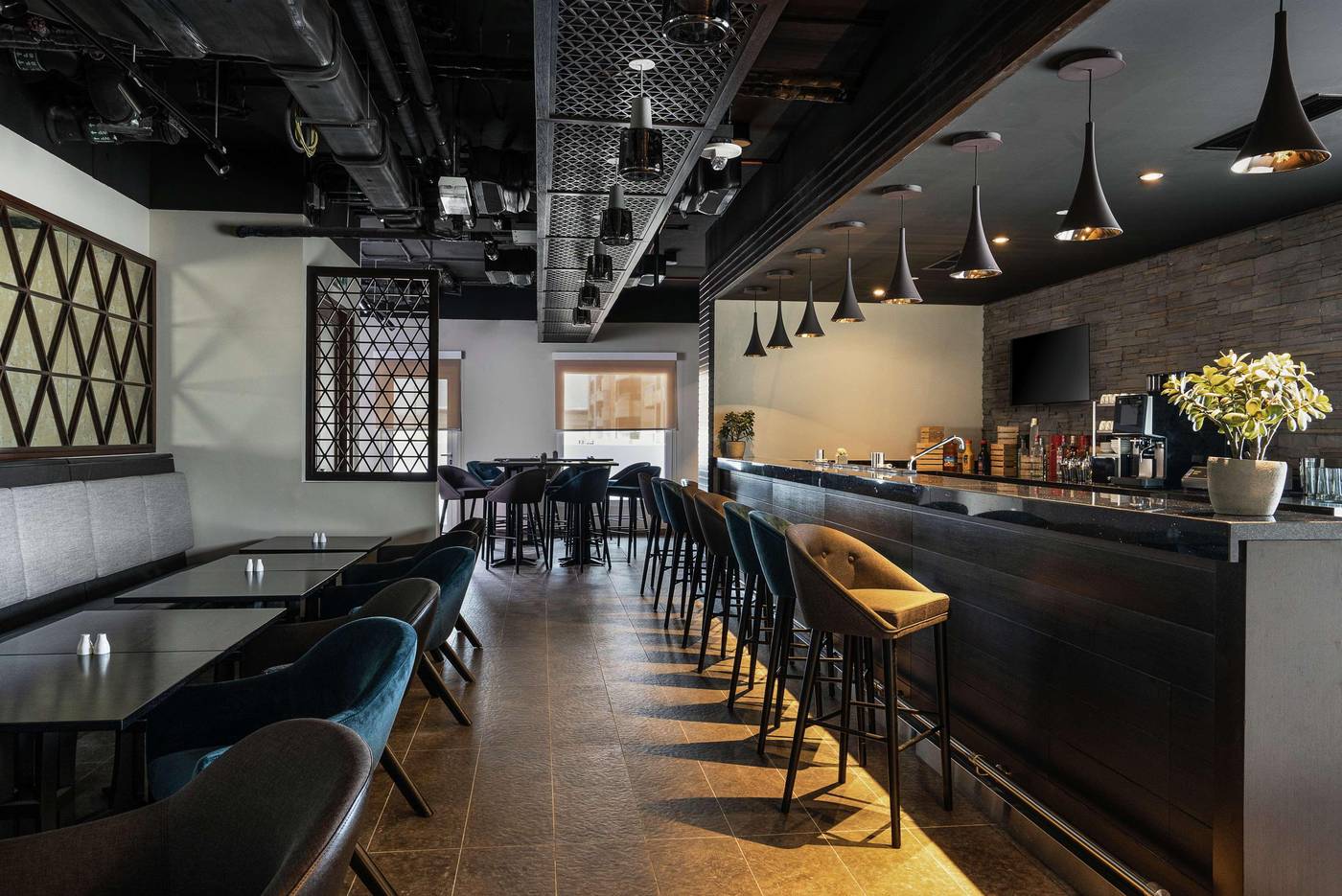 Hampton-by-Hilton-Dubai-Al-Barsha-Bar-19