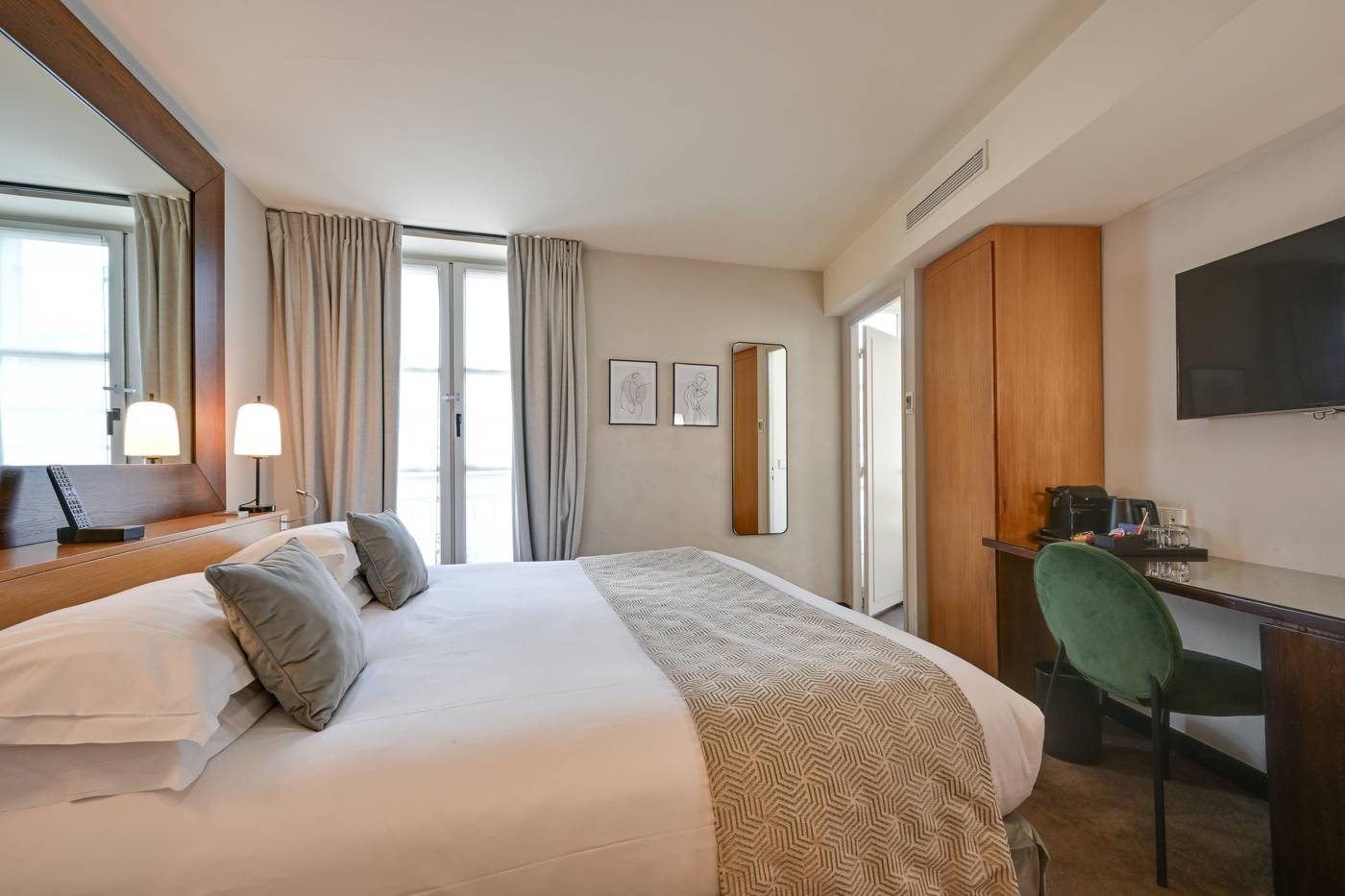 Holiday-Inn-Paris-Palais-de-lElysee-Room-27