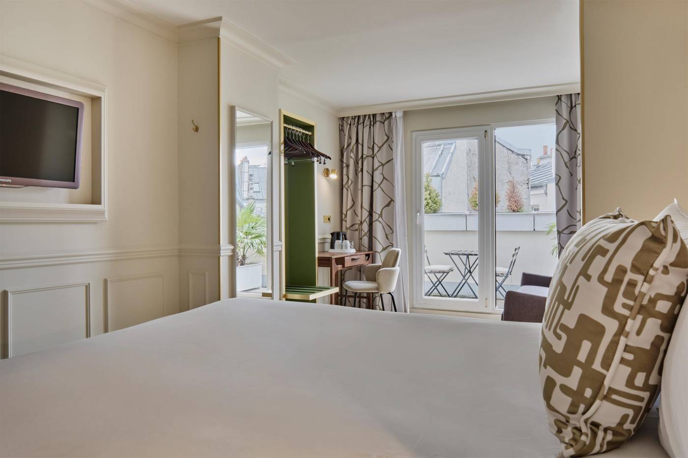 Moulin-Plaza-Room-40