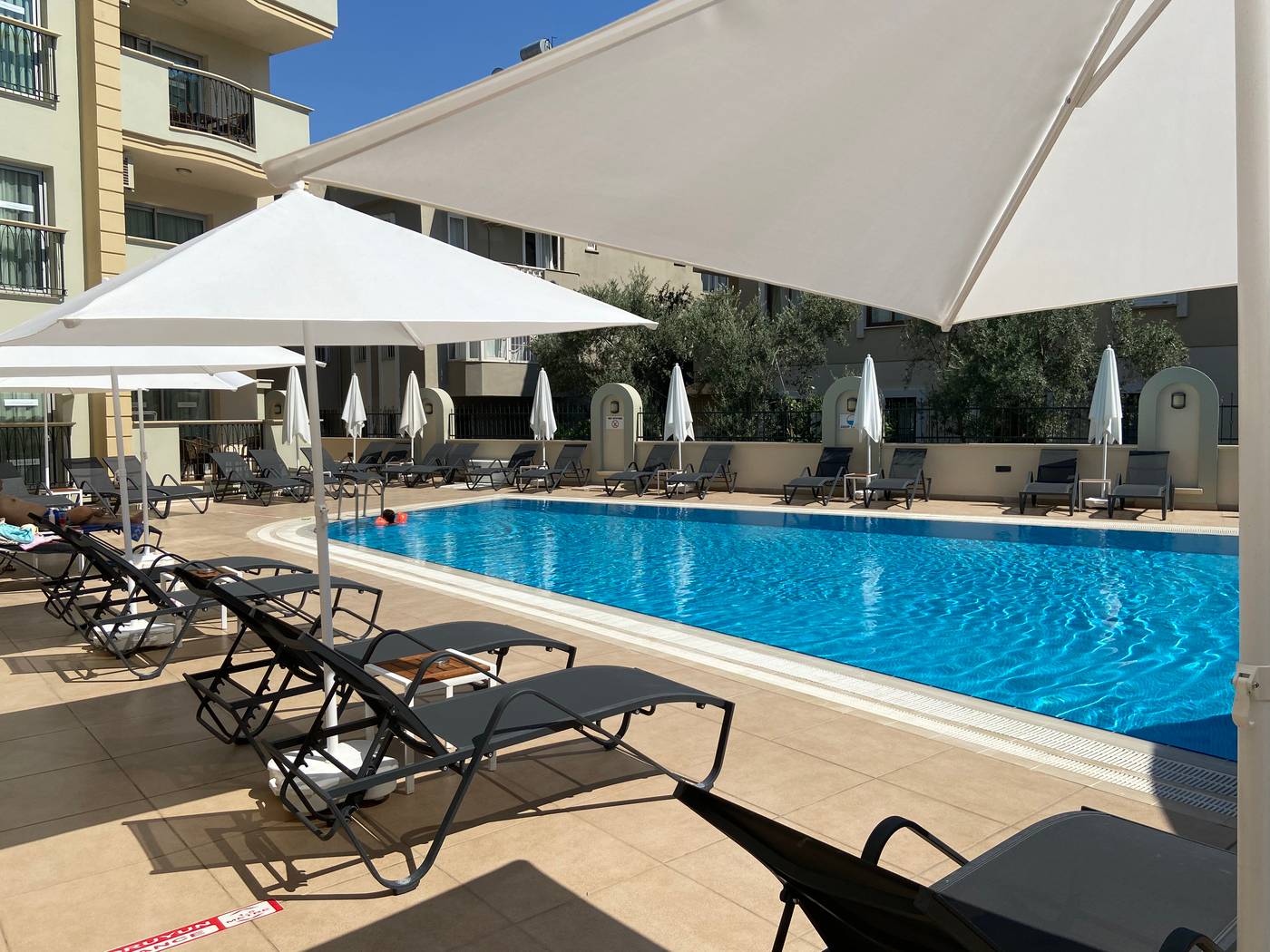 Club-Karakas-Pool-11