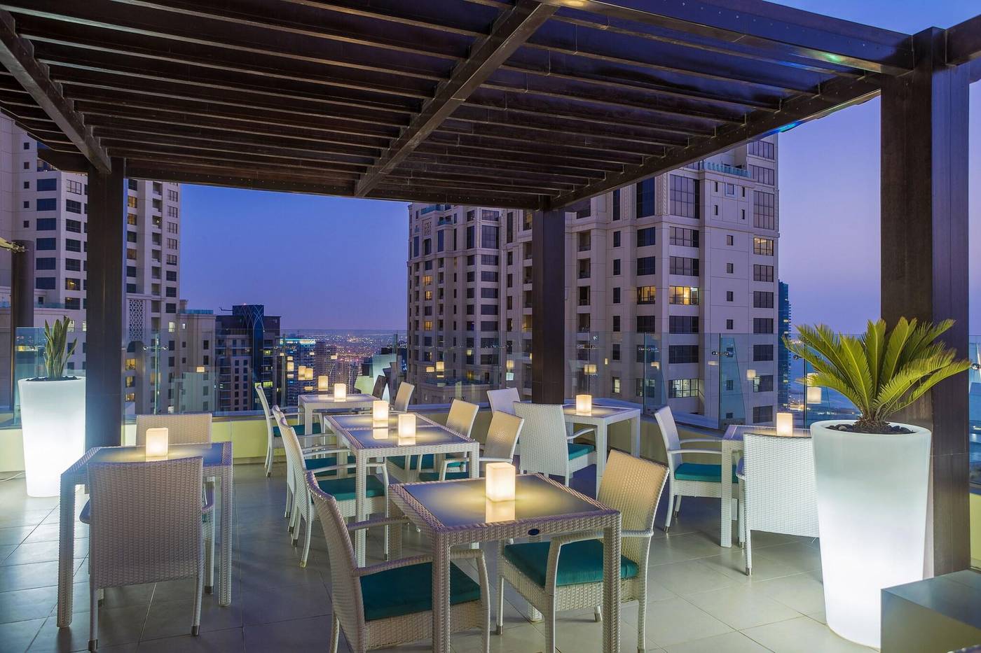 Hilton-Dubai-The-Walk-Terrace-10