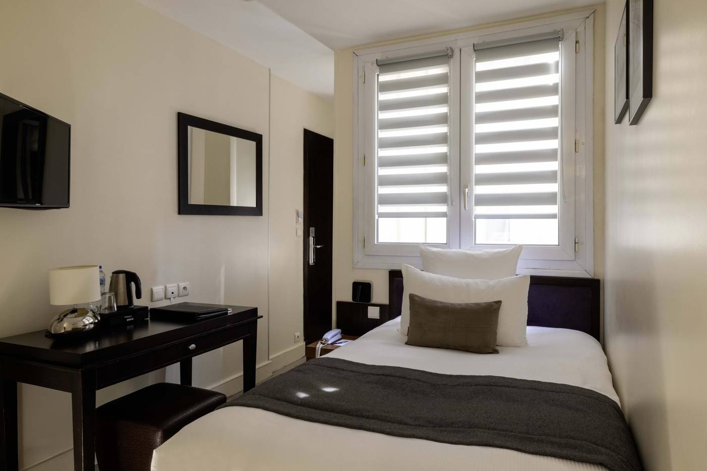 Hotel-Elysees-Bassano-Room-27