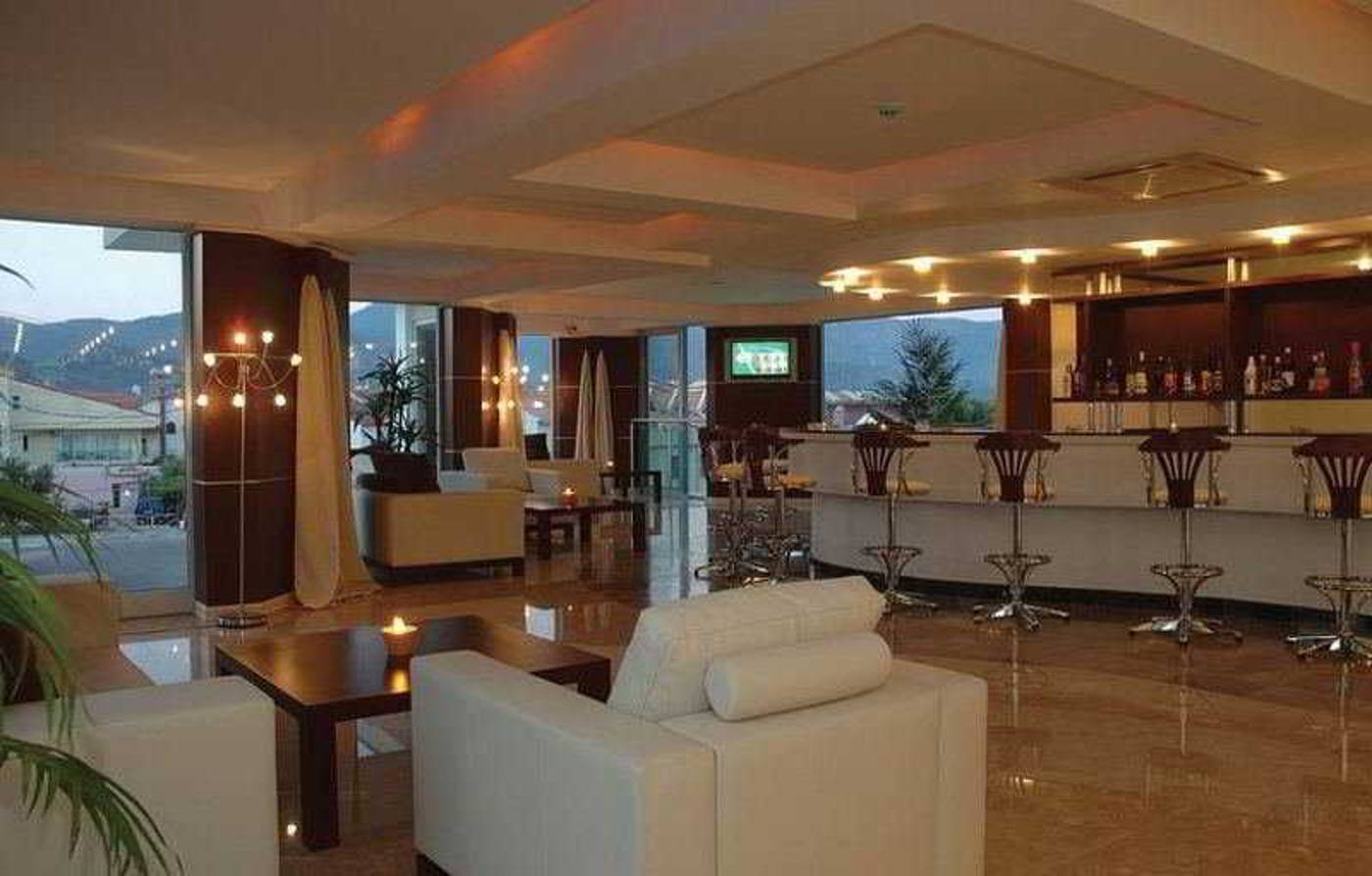 Royal-Garden-Park-Hotel--Bar-7