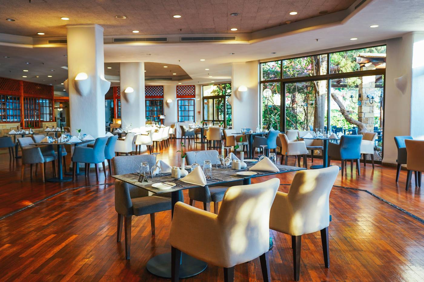 Coral-Beach-Hotel-and-Resort-Restaurant-42