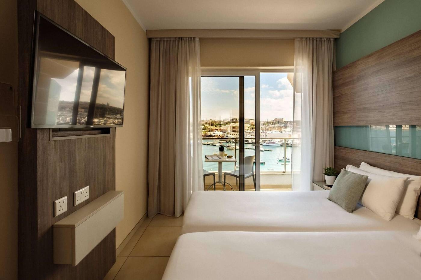 Hotel-115-The-Strand-Hotel-and-Suites-Room-5