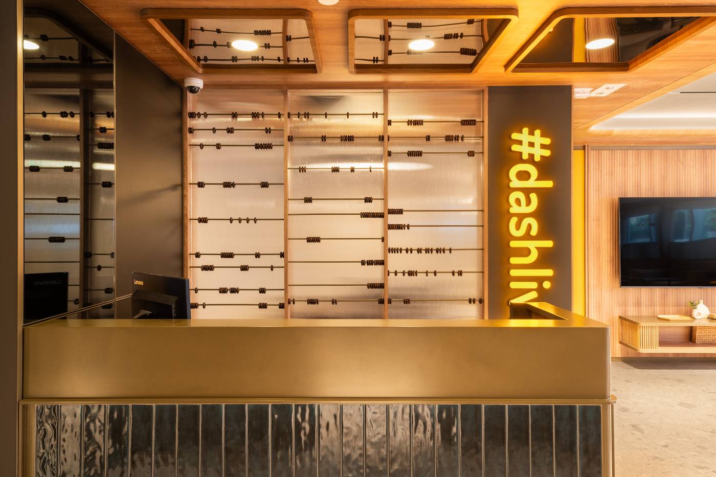 Dash-Living-On-Queen-s-Lobby-9