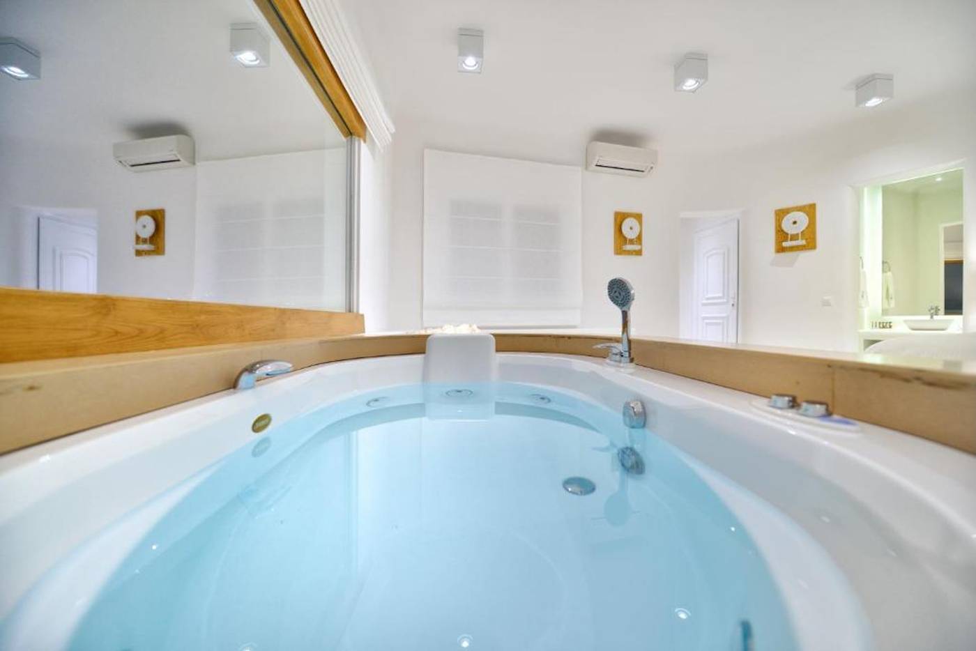 Saint-John-Hotel-Villas---Spa-Room-85