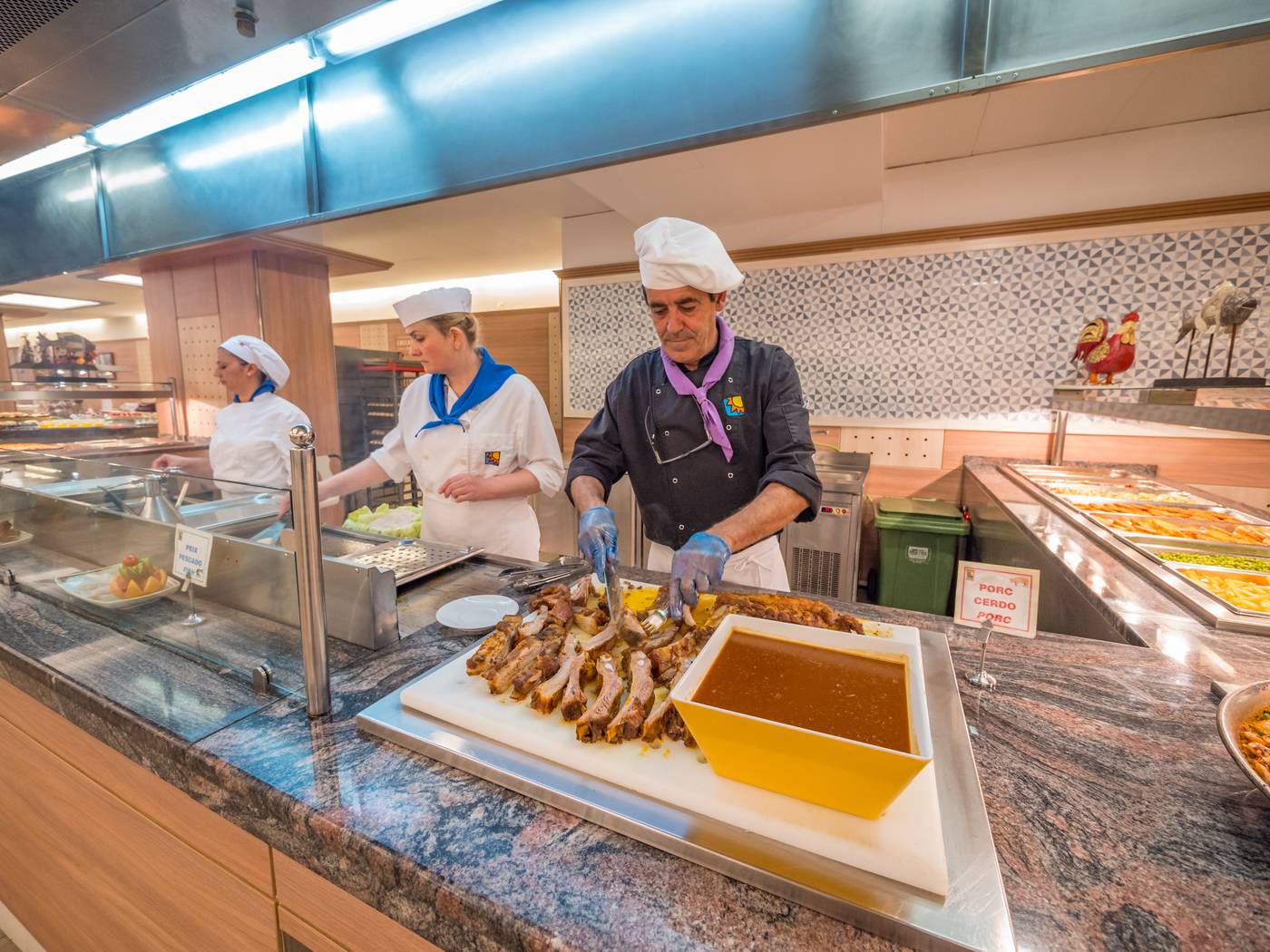 Golden-Avenida-Family-Suites-Restaurant-34