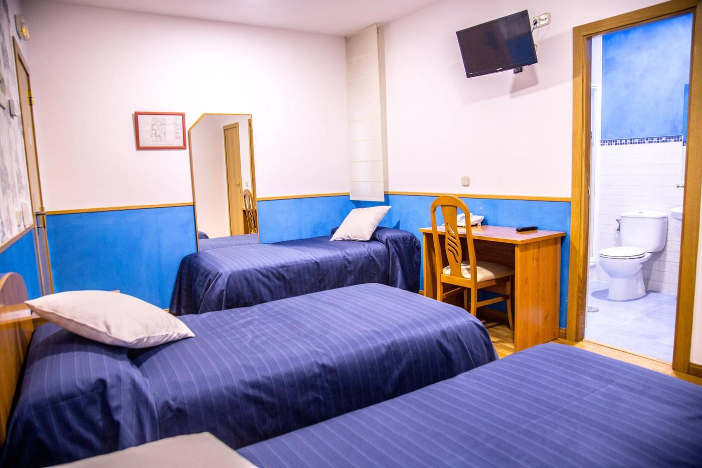 Hostal-Montaloya-Room-21