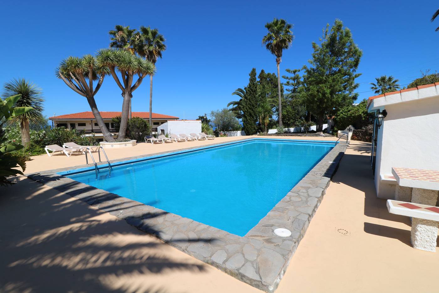 Apartamentos-Miranda-Pool-10