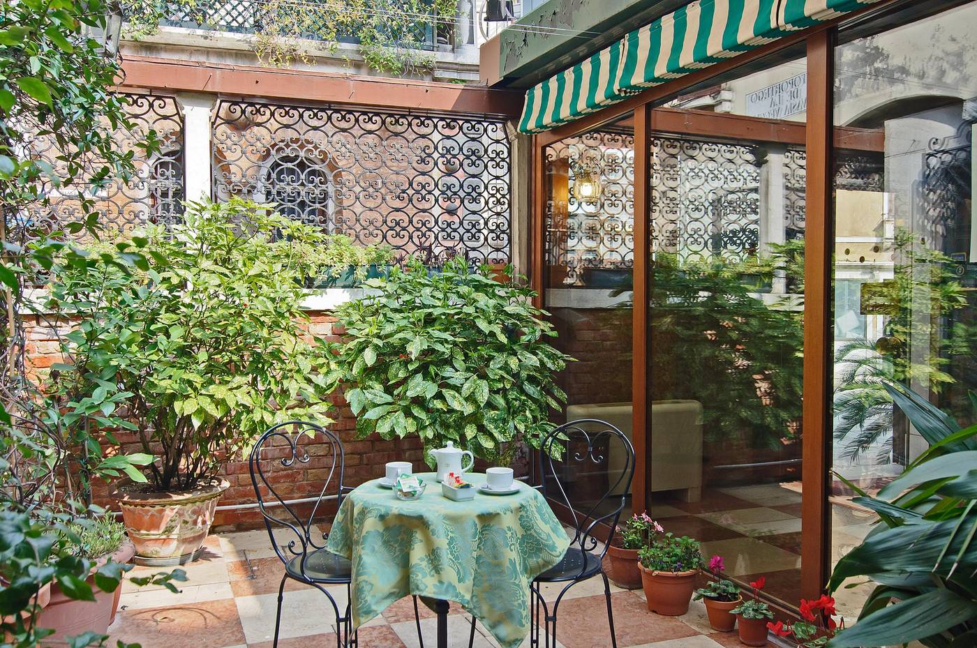 La-Fenice-et-des-Artistes-Terrace-76