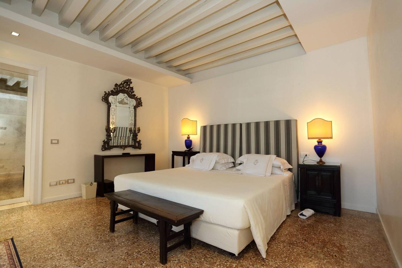 Ca--Nigra-Lagoon-Resort-Room-16