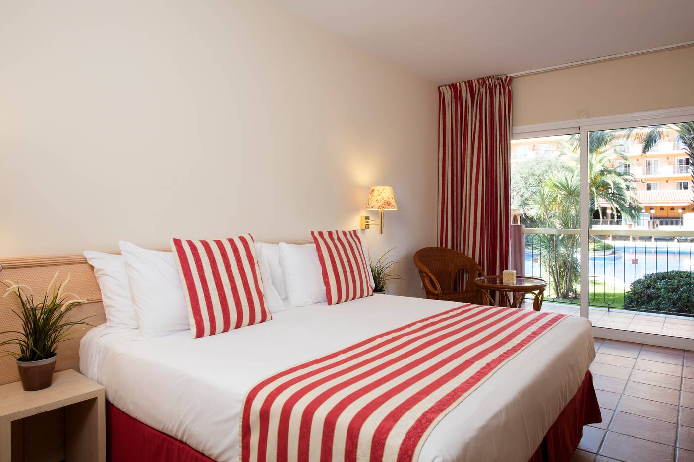 Luna-Club-Room-28