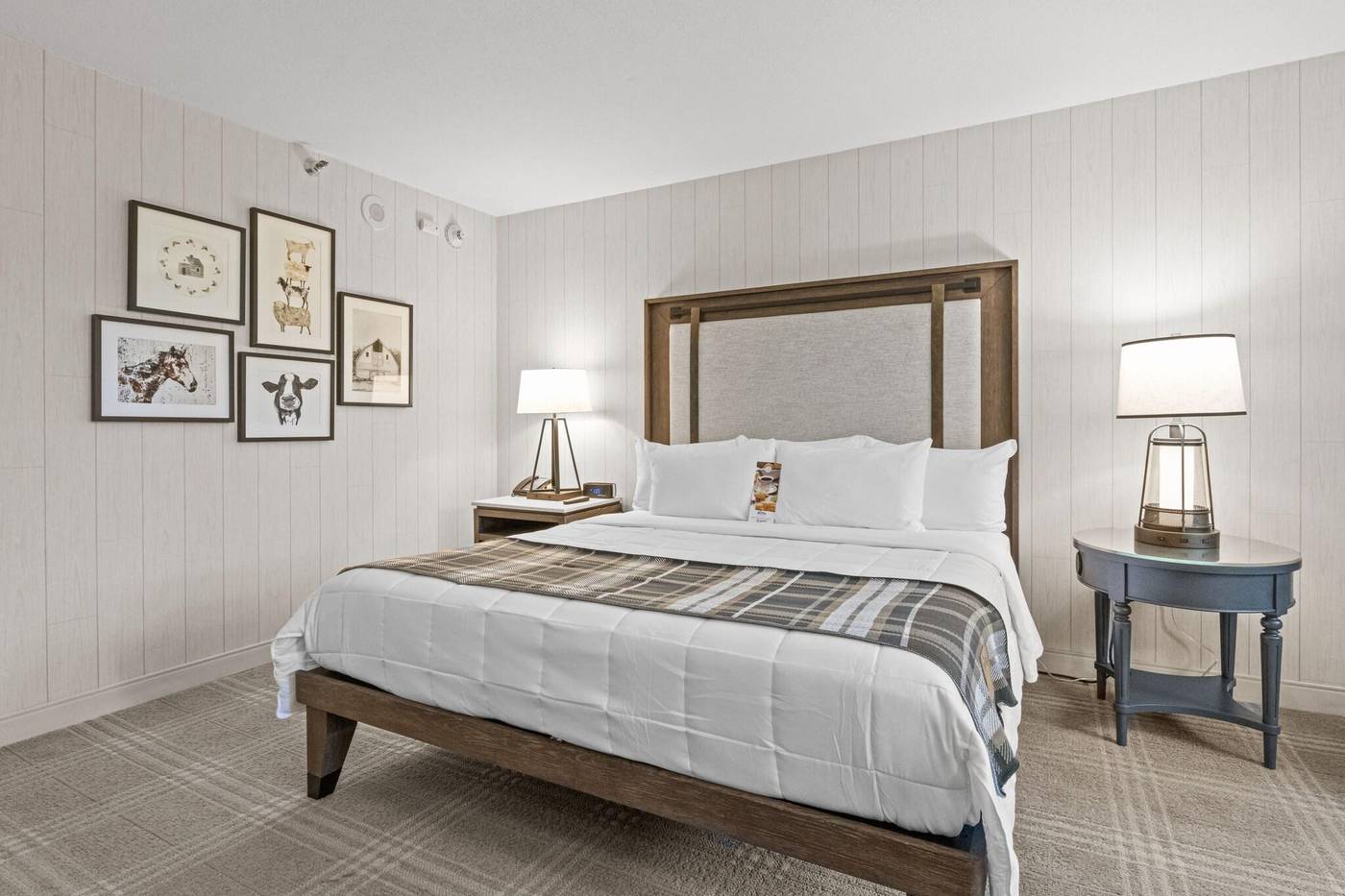 Knotts-Berry-Farm-Hotel-Room-8