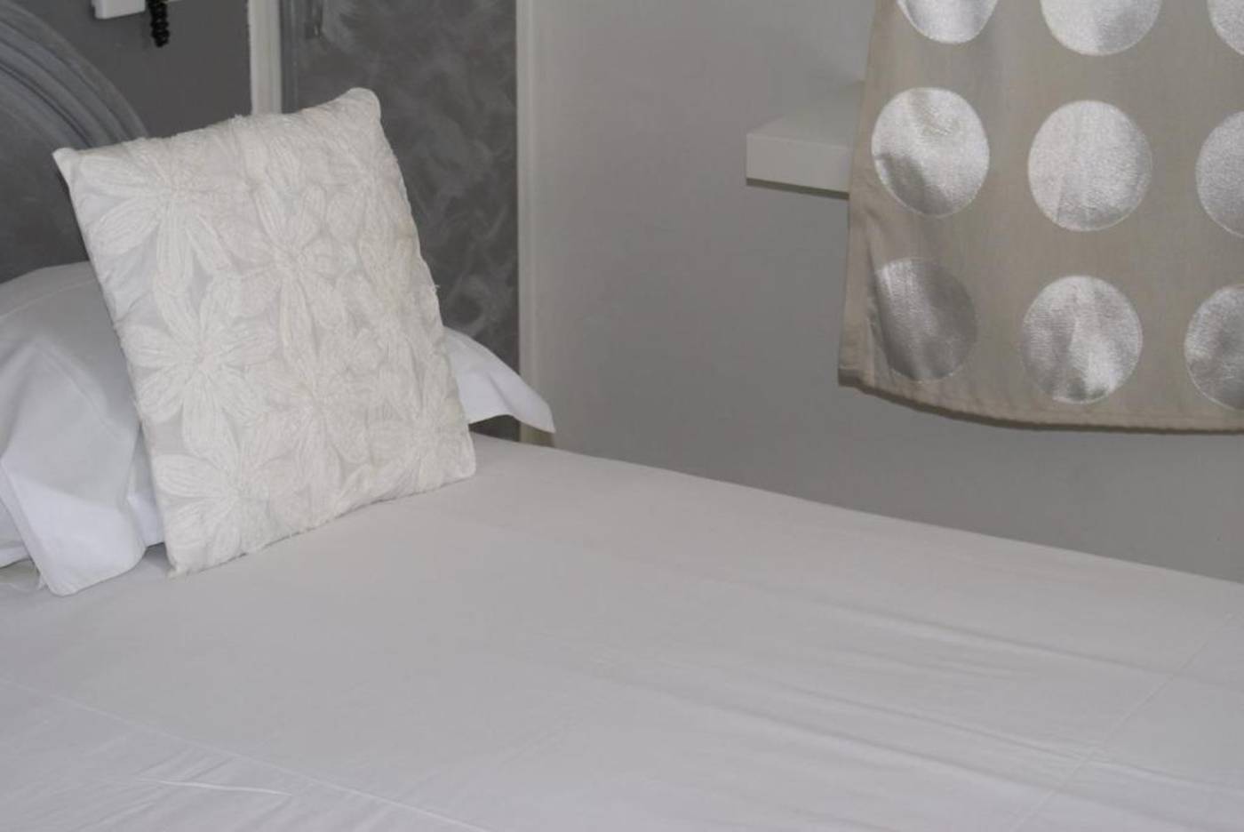 Logis Hôtel le Petit Manoir-France-LES ANGLES-Room-9