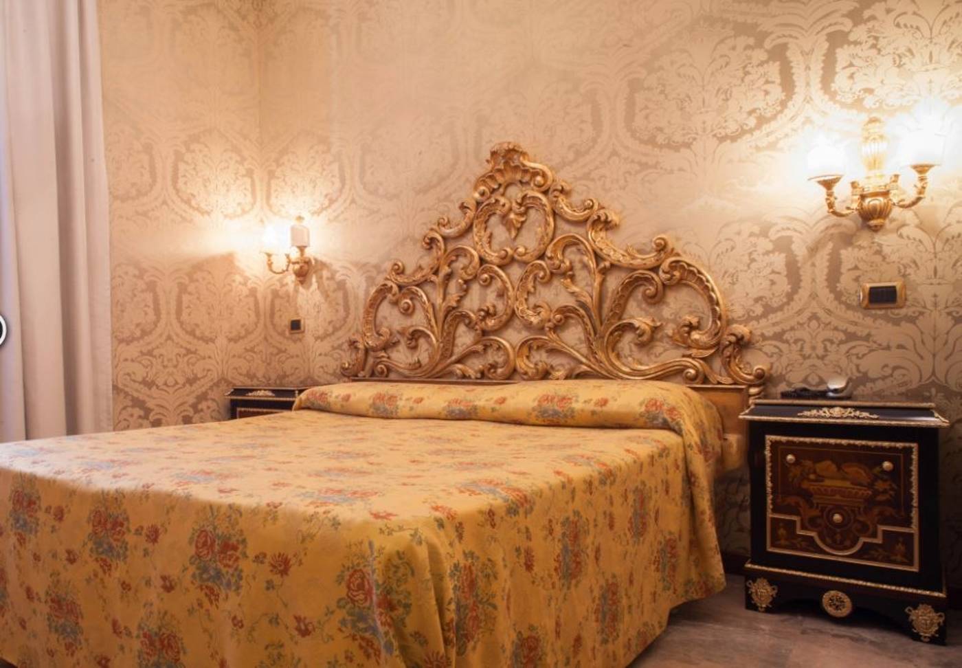 Des-Epoques-Hotel-Room-15
