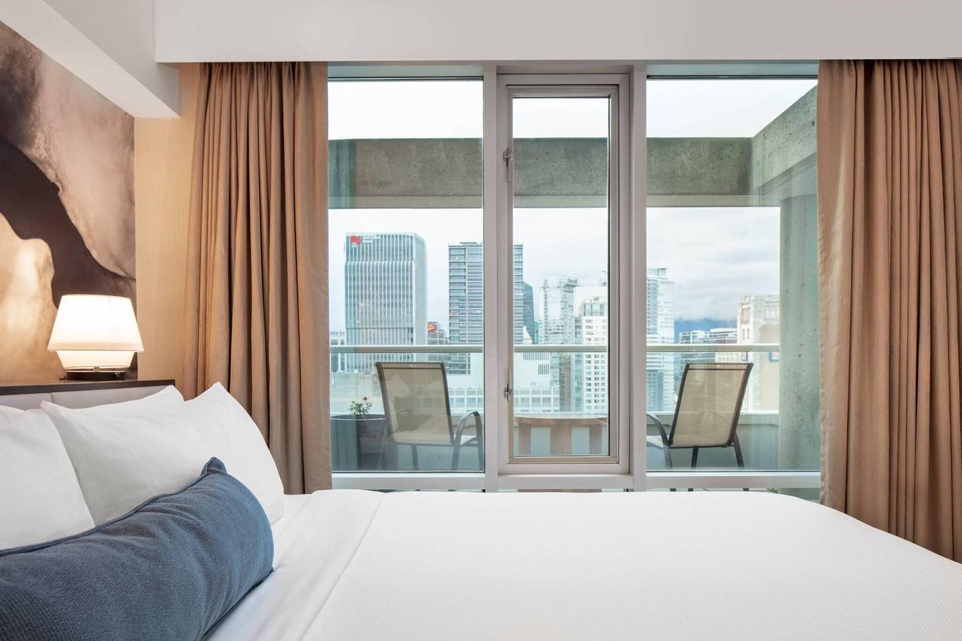 Delta-Hotels-By-Marriott-Vancouver-Downtown-Suites-Room-28