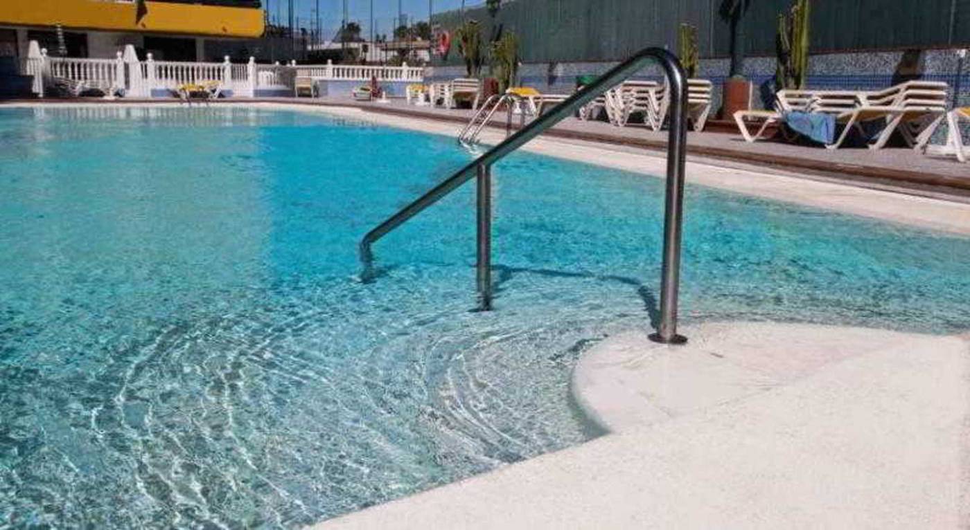 Las-Arenas-Apartments-Pool-11