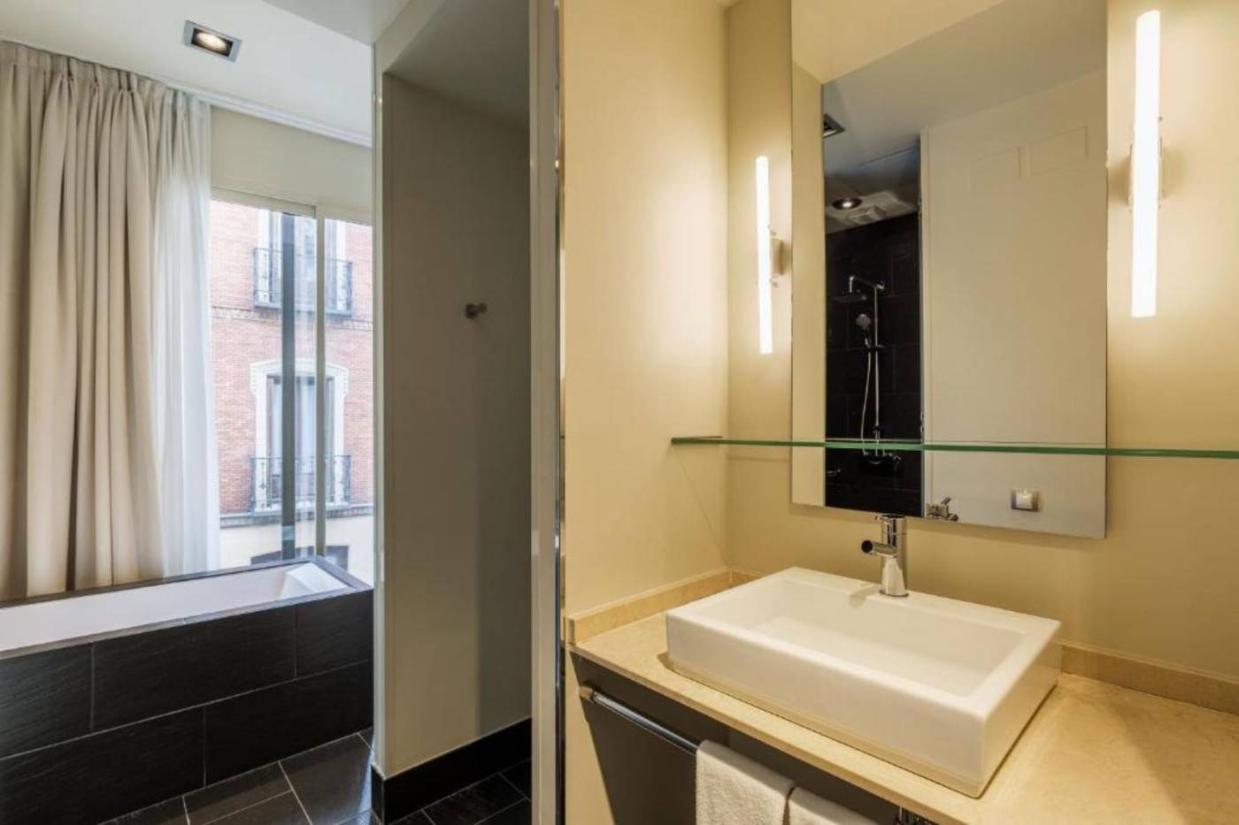 Room-Mate-Alicia-Room-33