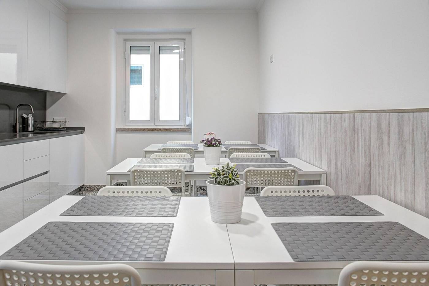 Home-Out-Rooms---Apartments-Room-1