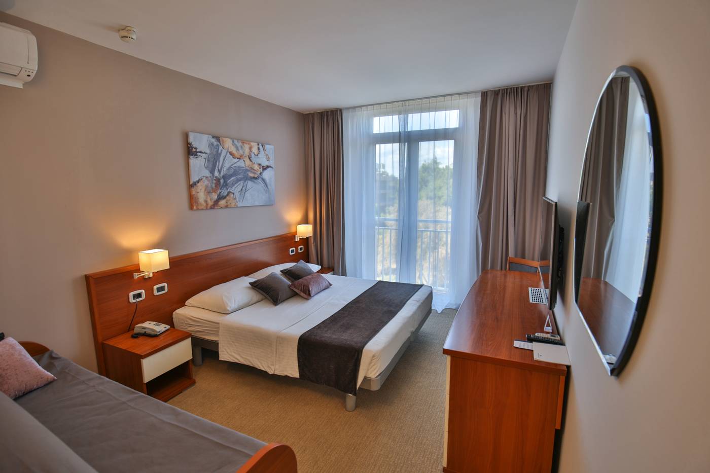 Hotel-Holiday-Room-32