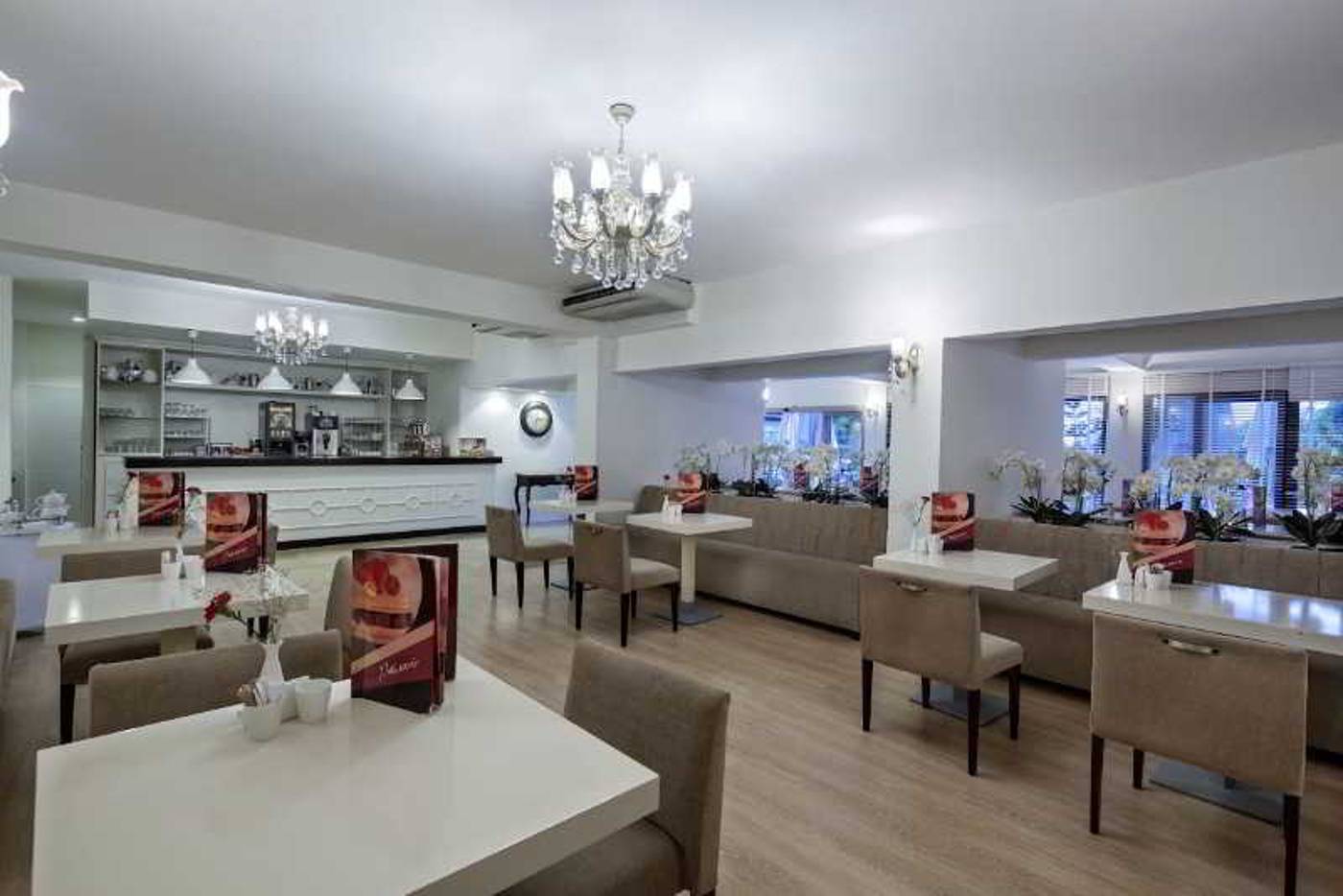 Bellis-Deluxe-Hotel-Bar-45