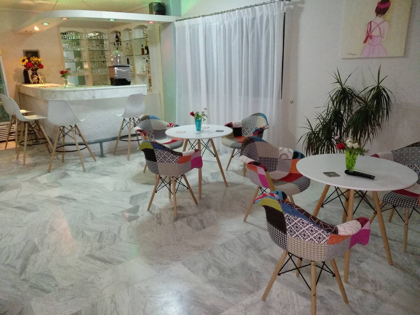 Leonidas-Hotel-And-Studios-Bar-47