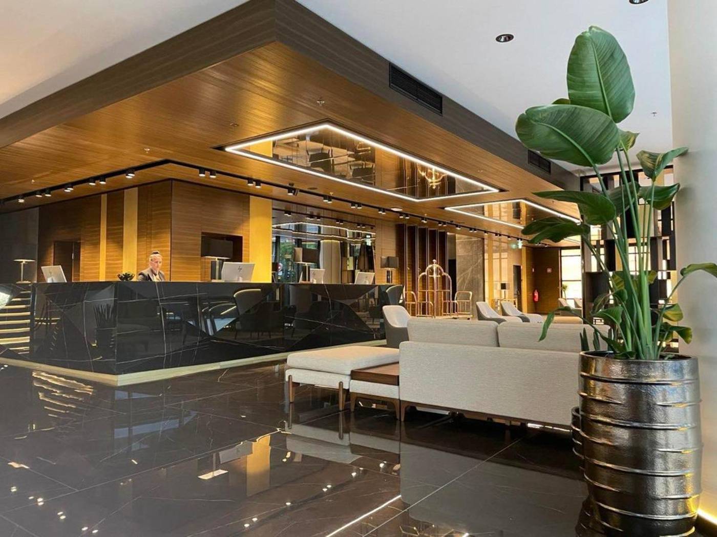 Grand Hotel Plaza-Slovenia-Ljubljana-Lobby-4