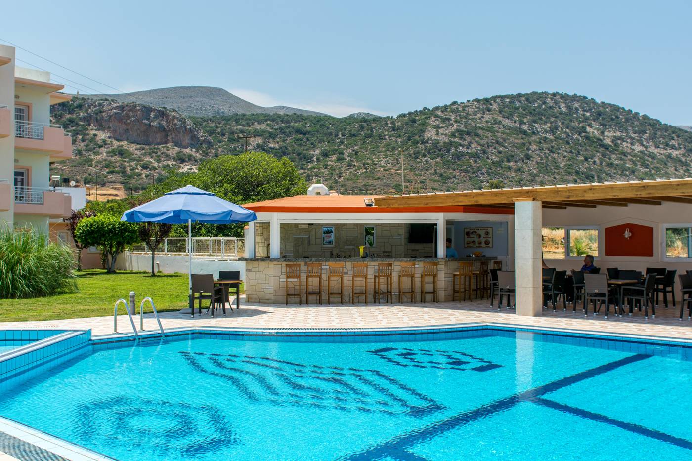 Manolis-Apartments-Pool-3