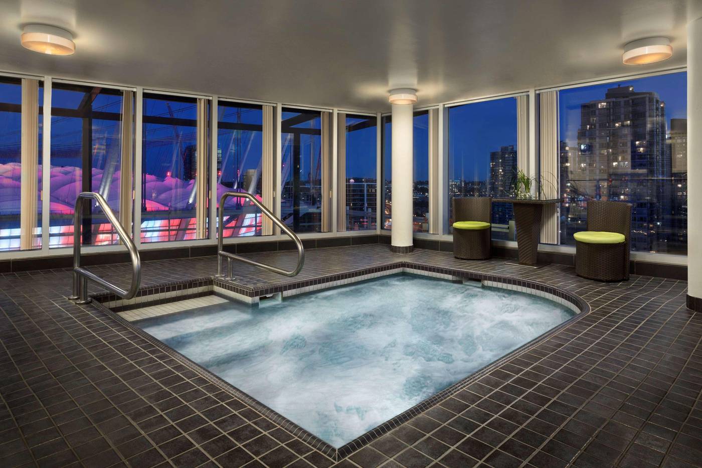 Hampton-Inn---Suites-By-Hilton-Vancouver-Downtown-Pool-45