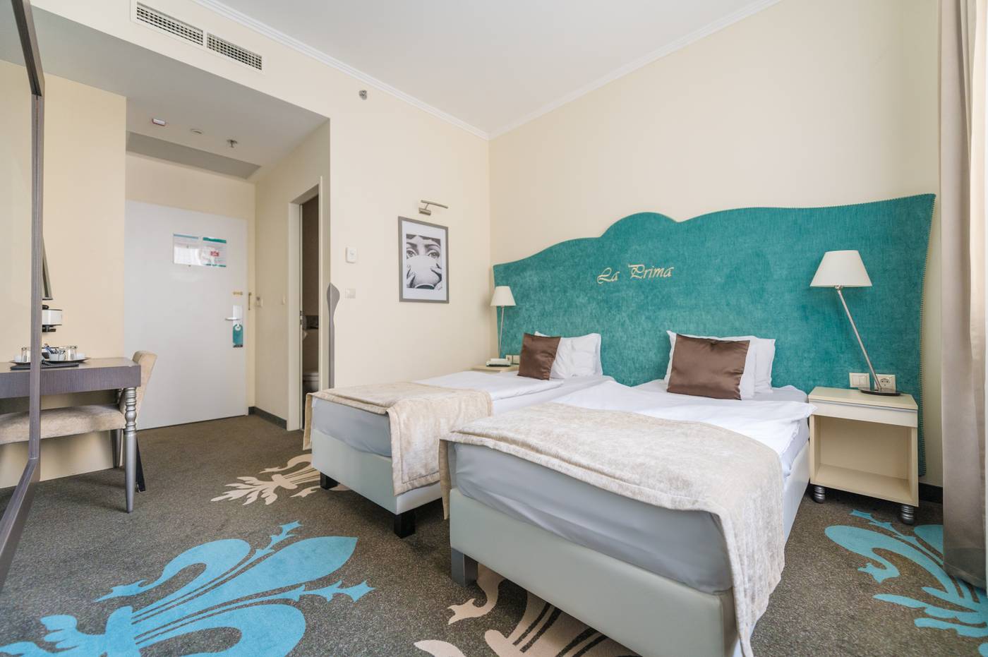 La-Prima-Fashion-Hotel-Room-19