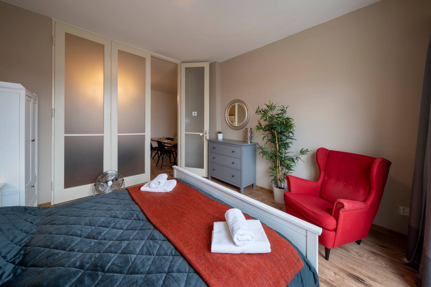 Apple-Apartments-Room-22