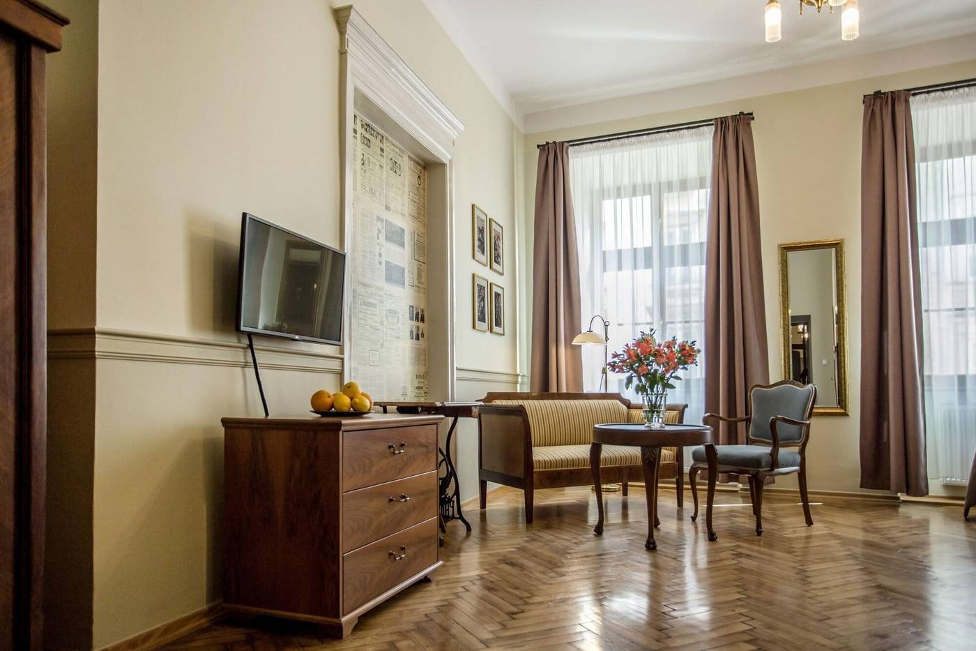 Scharffenberg-Apartments-Main-Square-Room-24