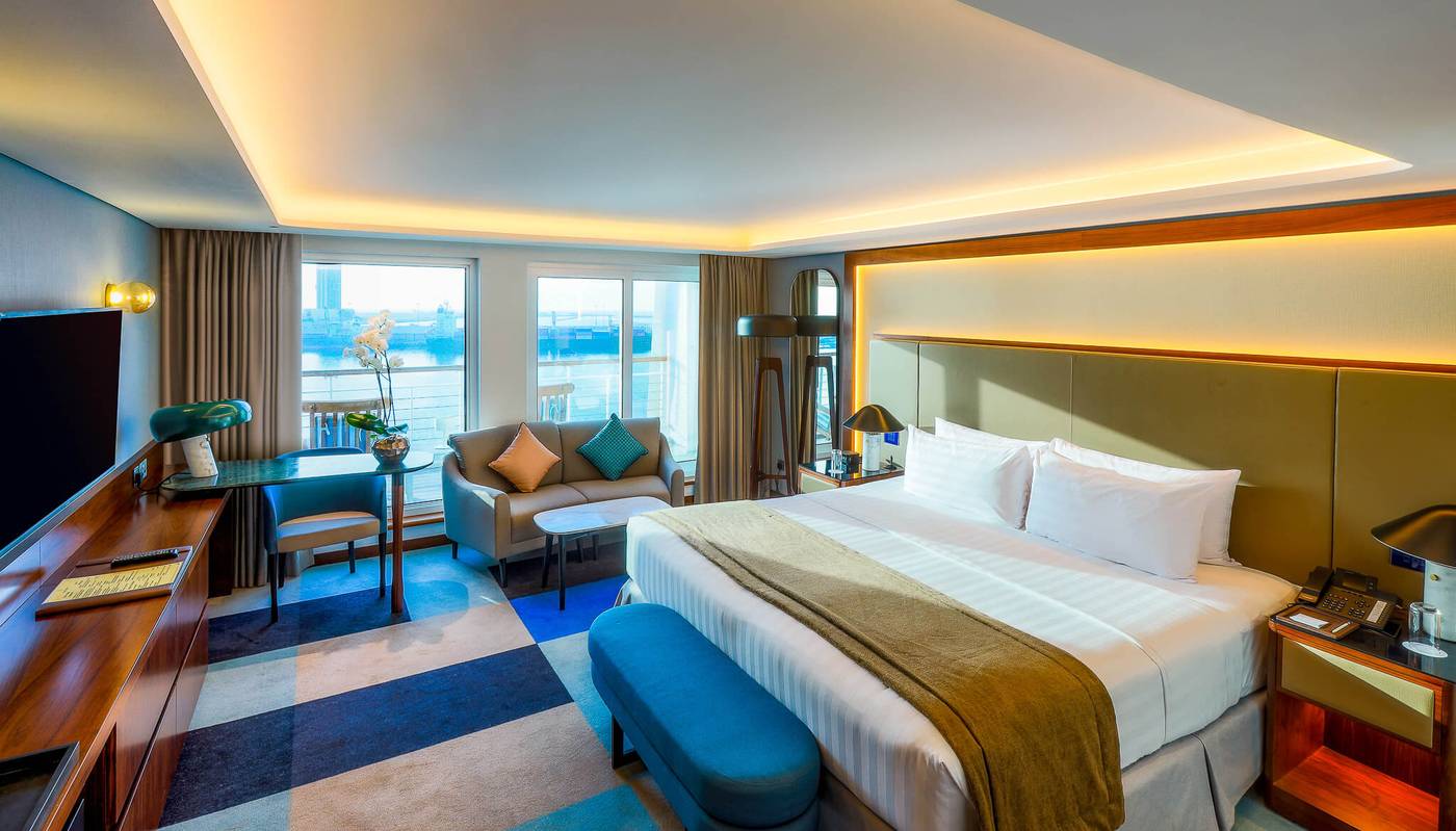 Queen-Elizabeth-2-Hotel-Room-12